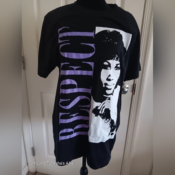 Aretha Franklin Tops - Aretha Franklin RESPECT black graphic T-Shirt. Size L. NWT